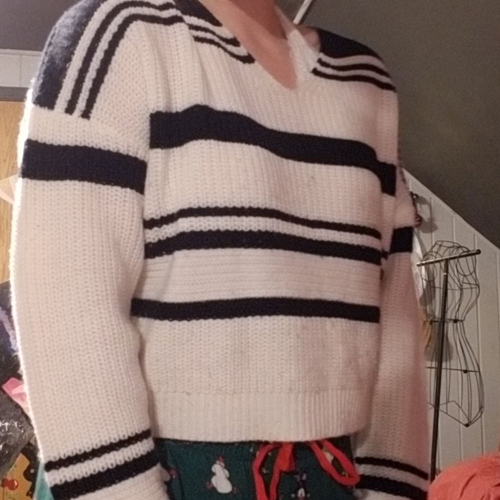 Black and white sweater🎁